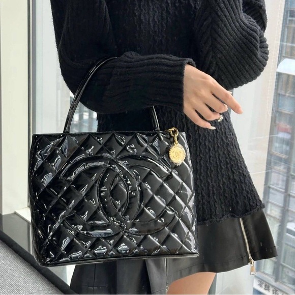 CHANEL Handbags - Chanel Medallion Tote Patent Black